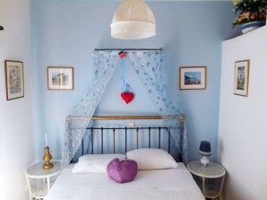 Double bedroom  -  Υπνοδωμάτιο με διπλό κρεβάτι