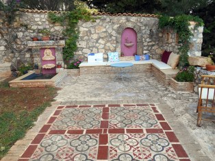 The traditional Ionian style garden   -   Η  παραδοσιακή  Επτανησιακή  αυλή