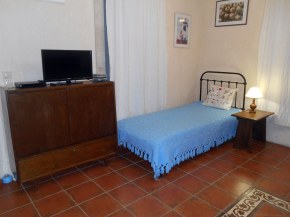The  single bed  - Το  μονό κρεβάτι