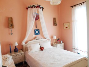 Double bedroom   -   Υπνοδωμάτιο με διπλό κρεβάτι