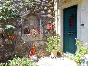 The entrance  of  apartments ''Onar'' ''Nostos''  -  Είσοδος των διαμερισμάτων ''Οναρ'' και ''Νοστος''                                             Είσοδος  των διαμερισμάτων