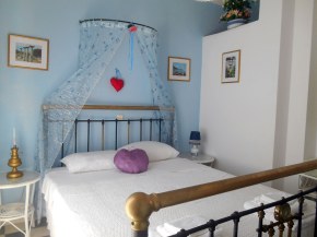 Double bedroom   -  Υπνοδωμάτιο με διπλό κρεβάτι