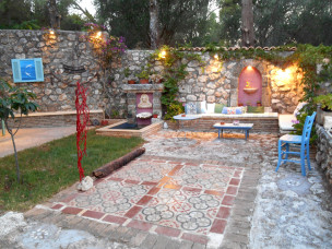 The garden at night  - Ο κήπος τη νύχτα