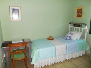 Single bed and table for computer -  Μονό κρεβάτι  και τραπέζι για υπολογιστή 