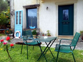 Outside garden of Groundfloor studio - Εξωτερικός χώρος του Ισογείου στούντιο