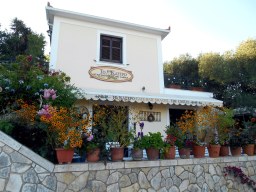 A narrow road - Ένα στενό δρομάκι