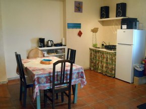 Food table and kitchen - Τραπέζι φαγητού και κουζίνα