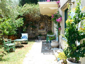The entrance of apartments ''Onar'' and ''Nostos''                                                                                                                  - Είσοδος των διαμερισμάτων ''Οναρ'' και Νοστος''       των διαμερισμάτων ''Οναρ'' και ''Νόστος''