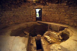 Mycenaean tomb in Tzanata   -   Μυκηναϊικός  τάφος  στα Τζανάτα