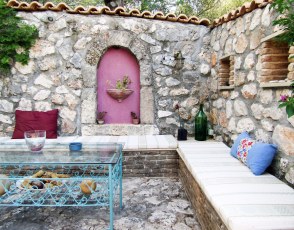 Seat corner in the garden  -  Καθιστική γωνιά της αυλής