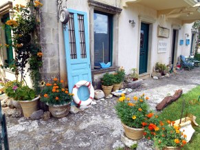 The entrance of apartments - Είσοδος των διαμερισμάτων